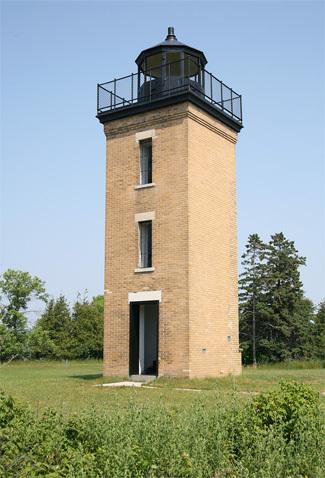 small lighthouse during the day